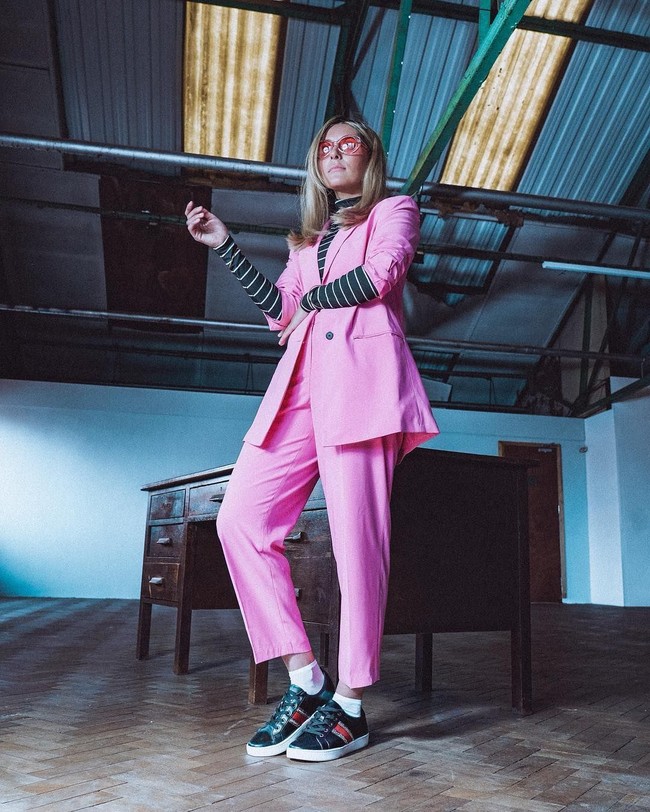 Dina memperlihatkan rambutnya yang panjang dan ikal. Sesekali ia memakai hoodie jaket atau pita di kepalanya. Tapi ia benar-benar resmi memperlihatkan rambutnya ke publik. Foto: Instagram/DinaTokio