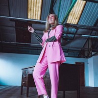 Dina memperlihatkan rambutnya yang panjang dan ikal. Sesekali ia memakai hoodie jaket atau pita di kepalanya. Tapi ia benar-benar resmi memperlihatkan rambutnya ke publik. Foto: Instagram/DinaTokio