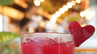 Love Potion yang hadir dengan campuran buah bit, jeruk dan markisa. Warnanya merah cerah dan rasanya manis asam.  Foto: Devi S. Lestari / detikFood