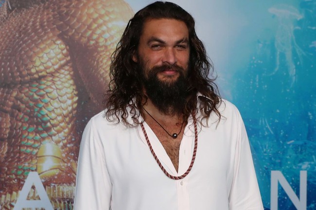 Inilah Pria Tertampan Sedunia 2018, aktor Jason Momoa. Popularitas pria kelahiran Hawaii ini memuncak setelah berperan sebagai Arthur Curry dalam film Aquaman. Ia pun sukses membuat pria berambut gondrong, bertubuh kekar dan berkumis tebal jadi sosok ideal para wanita dalam mencari pasangan. Nah, kamu setuju dengan daftar ini? Foto: Getty Images