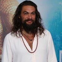 Inilah Pria Tertampan Sedunia 2018, aktor Jason Momoa. Popularitas pria kelahiran Hawaii ini memuncak setelah berperan sebagai Arthur Curry dalam film Aquaman. Ia pun sukses membuat pria berambut gondrong, bertubuh kekar dan berkumis tebal jadi sosok ideal para wanita dalam mencari pasangan. Nah, kamu setuju dengan daftar ini? Foto: Getty Images