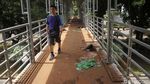 Jorok! Sampah Tahun Baru Menumpuk di JPO Medan Merdeka Barat