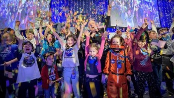 Anak-anak pun turut merayakan keberhasilan terbaru NASA. Foto: Getty Images