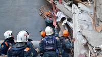 Otoritas hukum Rusia pun tengah melakukan penyelidikan terkait ledakan gas di apartemen tersebut dan menyatakan hari Rabu (2/1/2019) sebagai hari berkabung di kota Magnitogorsk. Russias Ministry for Civil Defence, Emergencies and Elimination of Consequences of Natural Disasters/Handout via Reuters.