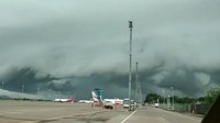 Awan ini bergerak dari arah laut Makassar dan kemudian berkumpul di atas bandara. Istimewa.