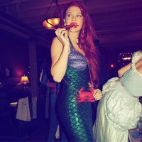 Taylor Swift mengadakan pesta tahun baru dengan dress code tak biasa. Seperti pesta kostum, penyanyi AS tersebut mengajak teman-temannya untuk bernostalgia dengan berdandan seperti karakter favorit masa kecil mereka. Ia sendiri berdandan menjadi Ariel dari The Little Mermaid. Foto: Instagram