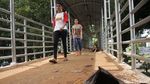 Jorok! Sampah Tahun Baru Menumpuk di JPO Medan Merdeka Barat