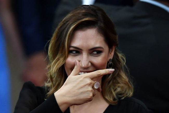 Michelle juga telah memiliki seorang anak perempuan sebelum dinikahi Jair, yakni Leticia Aguiar. Dari pernikahannya dengan Jair, keduanya dikaruniai anak perempuan lainnya, Laura. Foto: dok. AFP