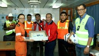 Direktur Komersial Jakarta International Container Terminal (JICT) M Hudadi (ketiga kanan) memberikan bingkisan kepada ABK Kapal sebagai simbol terima kasih perusahaan atas dedikasi dan loyalitas di Dermaga Utara  JICT, Tanjung Priok, Jakarta Utara, Selasa (1/1/2019). Foto: dok. JICT