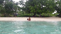 Masuk kawasan pantai traveler hanya perlu membayar biaya retribusi Rp 10 ribu untuk kendaraan roda dua maupun roda empat sudah termasuk pengunjungnya (Muslimin Abbas/detikTravel)