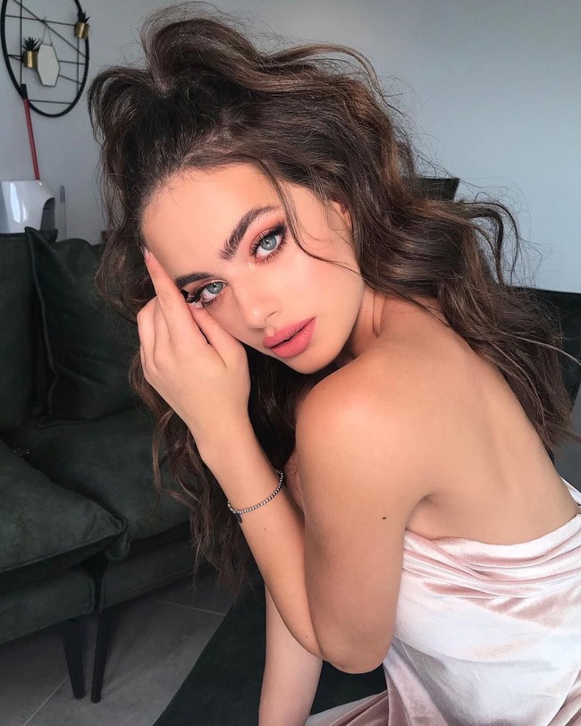 Sebagai model, karier Yael Shelbia sudah go international. Yael pernah terpilih sebagai model untuk produk kecantikan Kim Kardashian, KKW. Kim sendirilah yang memilihnya untuk menjadi model KKW. Foto: Instagram@yaelshelbia