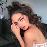 Sebagai model, karier Yael Shelbia sudah go international. Yael pernah terpilih sebagai model untuk produk kecantikan Kim Kardashian, KKW. Kim sendirilah yang memilihnya untuk menjadi model KKW. Foto: Instagram@yaelshelbia