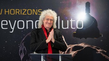 Untuk merayakan pencapaian ini pun NASA mengundang figur Brian May. Gitaris Queen itu bahkan telah menulis lagu khusus untuk menjadi soundtrack misi ini. Berjudul New Horizons, lagu itu sedemikian istimewa karena jadi tembang pertama yang ditulis May dalam 20 tahun. Foto: Getty Images