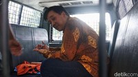 Billy Sindoro tiba di Pengadilan Tipikor Bandung dengan jempol tangan diborgol, Rabu (2/1/2019).