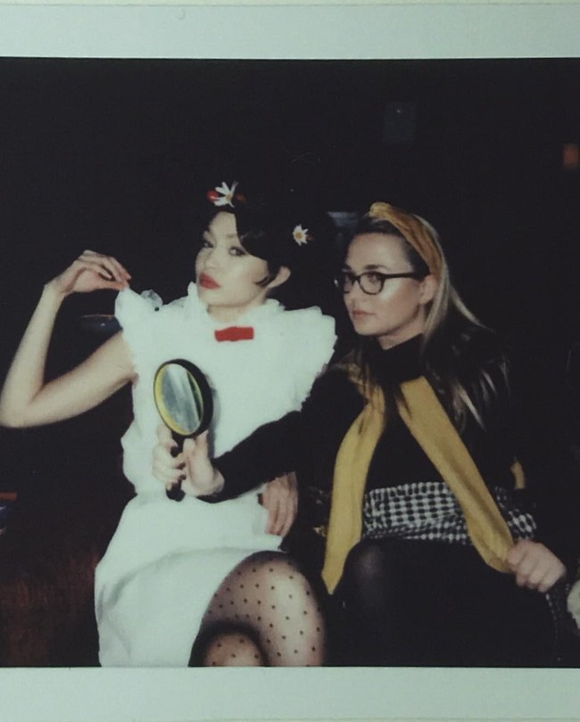 Blake berdandan sebagai Dorothy of The Wizard of Oz sedangkan suaminya Ryan tampak elegan memakai setelan dan dasi yang tidak diikat. Foto: Instagram