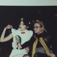 Blake berdandan sebagai Dorothy of The Wizard of Oz sedangkan suaminya Ryan tampak elegan memakai setelan dan dasi yang tidak diikat. Foto: Instagram