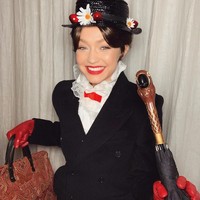 Sementara Gigi Hadid tampil sebagai Marry Poppins. Penampilannya terlihat maksimal dengan topi, tongkat, dan busana khas karakter pengasuh tersebut. Foto: Instagram