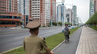 Dikenal sebagai negara yang tertutup, warganya sehari-hari banyak menggunakan sepeda untuk transportasi. (Foto: Carl Court/Getty Images)