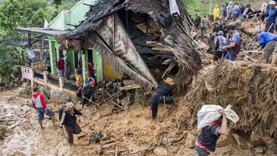 Para Relawan Berjibaku Evakuasi Korban Longsor di Sukabumi