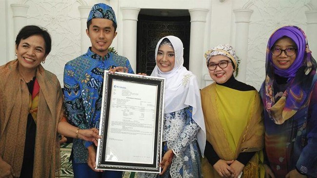 Pasangan Idunk dan Annisa asal Yogyakarta mencuri atensi pada Oktober 2017 lalu. Saat menggelar akad nikah, Idunk memberikan mahar pernikahannya untuk Annisa berupa saham perusahaan farmasi Rp 27 juta yang berbentuk lembaran sertifikat. Foto: dok. Facebook