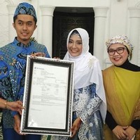 Pasangan Idunk dan Annisa asal Yogyakarta mencuri atensi pada Oktober 2017 lalu. Saat menggelar akad nikah, Idunk memberikan mahar pernikahannya untuk Annisa berupa saham perusahaan farmasi Rp 27 juta yang berbentuk lembaran sertifikat. Foto: dok. Facebook