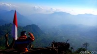 Di hutan ini juga sebagai habitat 60 spesies kupu-kupu dan bila beruntung pula kita akan disambut oleh teriakan Elang Jawa yang berputar-putar mengitari hutan, seakan mengantarkan kita telusuri hutan alam. (Robby Bernardi/detikTravel)