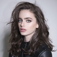 Aku orang yang sangat taat. Aku percaya Tuhan dan aku berdoa padanya. Aku selalu mendengarkan ceramah para Rabbi. Aku menjalani Shabbat dan Kashrut. Saat aku di luar negeri, aku tetap menjalani Shabbat dan mencari restoran kosher untuk makan di sana. Tapi yang paling sulit untukku saat Shabbat saat sedang di luar negeri, aku tidak bisa berbicara di telepon dengan teman ataupun keluarga, jadi aku merasa kesepian, tuturnya. Pada hari Sabat, para penganut Yahudi Orthodox memang dilarang melakukan sejumlah kegiatan. Ada 39 aktivitas yang dilarang di antaranya, bekerja, bepergian jauh, memasak, mencari kesenangan untuk diri sendiri dan lain-lain. Foto: Instagram@yaelshelbia