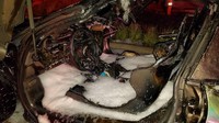 Foto tersebut hanya menunjukkan dari mana sumber dan penyebab kebakaran mobil tersebut. Dalam foto diperkirakan kebakaran berasal dari dapur pacu mobil yang terletak di belakang. Foto: Istimewa