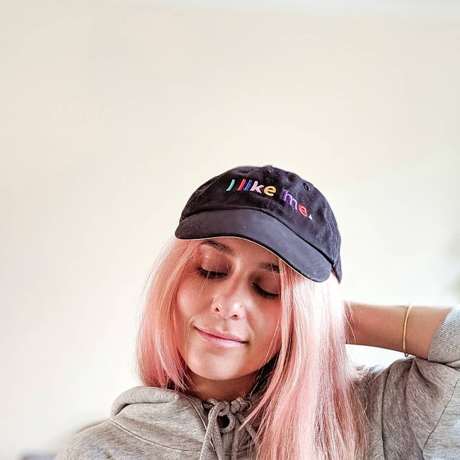 Dina Tokio awalnya dikenal sebagai Youtuber dan selebgram berhijab asal London. Tahun 2010, belum banyak blogger dan Youtuber berhijab dari Eropa. Dina Tokio menjadi salah satu penggebraknya. Foto: Instagram/DinaTokio