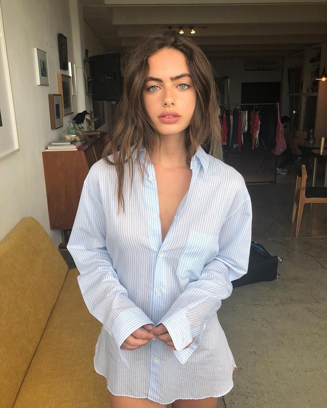 Sebagai penganut Yahudi Orthodox, Yael dianggap tidak seharusnya berkarier sebagai model di mana dia harus berpakaian terbuka. Pihak sekolah pun sempat mengancam untuk mengeluarkannya. Bahkan mereka sampai mengirimkan surat ke menteri pendidikan Israel. Beruntung pada akhirnya Yael tetap diizinkan sekolah tapi dengan beberapa aturan yang harus diikuti. Foto: Instagram@yaelshelbia