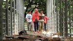 Jorok! Sampah Tahun Baru Menumpuk di JPO Medan Merdeka Barat
