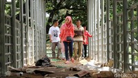Sampah sisa perayaan malam tahun baru berserakan di JPO Medan Merdeka Barat.