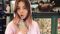 Gadis yang lahir pada 5 April 2001 itu juga menyukai minuman bersoda. Lihat saja gayanya saat meminum lime squash ini.  Foto: Instagram thylaneblondeau