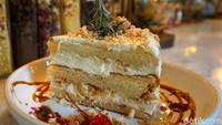 Dessert Tolak Angin Cake ini cukup menarik perhatian karena tak banyak resto yang menghadirkan cake rasa jamu. Foto: Devi S. Lestari / detikFood