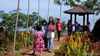 Traveler bisa menikmati pemandangan taman bunga cantik di sepanjang kawasan ini. Bentuknya memang berbukit-bukit, tapi justru di situ letak keseruannya. Bisa jalan-jalan bareng! (Robby Bernardi/detikTravel)