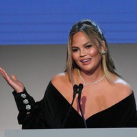 Chrissy TeigenBanyak selebriti yang mendapat masalah karena cuitan di Twitter. Chrissy tahun ini jadi perbincangan karena pernah menuduh seorang desainer bersikap rasis padahal hanya berdasarkan foto editan. Ia juga pernah berkomentar nyiyir terhadap remaja 16 tahun karena menikah dengan pria 50 tahun sehingga dianggap mem-bully anak di bawah umur.Foto: Getty Images