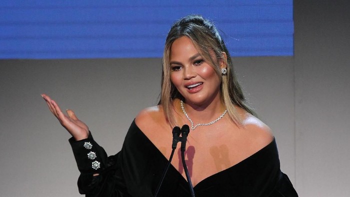Chrissy Teigen LAS VEGAS, NV - JULY 24: Model Chrissy Teigen laughs as she arrives at Vegas Magazines summer issue party at the Azure Luxury Pool at The Palazzo Las Vegas on July 24, 2013 in Las Vegas, Nevada. (Photo by Ethan Miller/Getty Images)