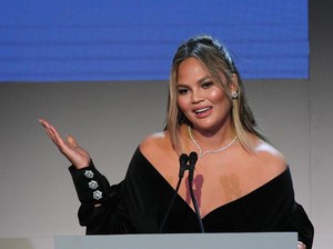 Chrissy Teigen Suntik Botox untuk Hilangkan Migrain, Aman Nggak Sih?
