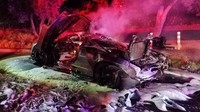 Sebagian besar fasia, geladak dan ruang mesin meleleh akibat terbakar. Api juga menyebar ke kabin yang terbuat dari plastik serta serat karbon tak luput dilahap api. Foto: Istimewa