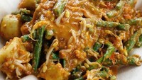 Di Cirebon juga ada lotek yang mlekoh gurih bumbunya. Paduan gurih, pedas dan segarnya bikin kangen. Foto: Instagram @aboutcirebonfood