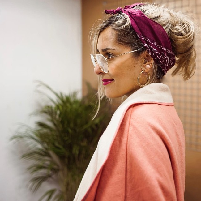 Dari tahun ke tahun, gaya hijabnya memang berubah. Awalnya ia memakai hijab pashmina seperti kebanyakan hijabers lainnya. Kemudian hijabnya semakin pendek hingga turban yang memperlihatkan helaian rambut di dahinya.  Foto: Instagram/DinaTokio