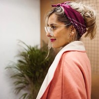 Dari tahun ke tahun, gaya hijabnya memang berubah. Awalnya ia memakai hijab pashmina seperti kebanyakan hijabers lainnya. Kemudian hijabnya semakin pendek hingga turban yang memperlihatkan helaian rambut di dahinya.  Foto: Instagram/DinaTokio