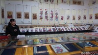 Di dalam percetakan juga disediakan toko yang menjual langsung kertas-kertas tahun baru. Selain gambar, ukuran dari kertas ini pun bermacam-macam. Untuk ukuran standar A3, kertas akan dijual seharga 5 Yuan atau sekitar Rp 10.000 per lembar (Bonauli/detikTravel) 