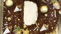 Ini kue ulang tahun lain untuk Denna. Tertulis panggilan kesayangannya dari keluarga, Mama Bear. So sweet! Foto: Instagram dhenafrizzy