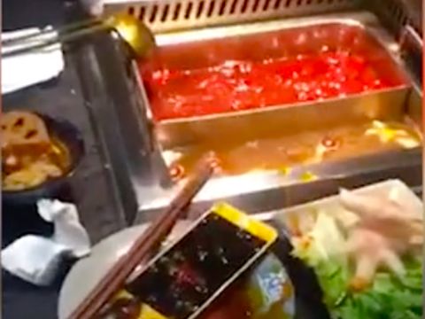 Aksi wanita yang membuang telepon pacarnya ke dalam sup panas jadi viral