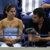 Sara Sampaio tampil santai dengan gaun off shoulder saat menonton pertandingan Tenis di New York City. Gaun berwarna biru muda masih menonjolkan keseksian Sara kala berbusana santai. Foto: Getty Images