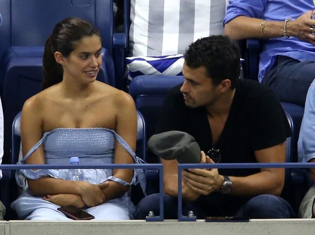 Sara Sampaio tampil santai dengan gaun off shoulder saat menonton pertandingan Tenis di New York City. Gaun berwarna biru muda masih menonjolkan keseksian Sara kala berbusana santai. Foto: Getty Images