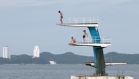 Papan loncat untuk warga yang berenang di laut. (Foto: Carl Court/Getty Images)