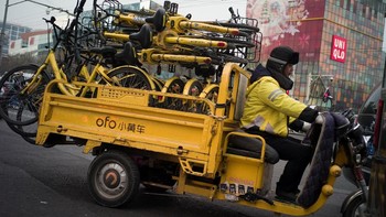 Seorang pekerja mengambil sepeda Ofo yang berserakan di kota Beijing untuk digunakan kembali. Foto: Reuters