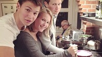 Nih, meski Ansel punya jadwal syuting film yang cukup sibuk tapi dia masih merelakan sebagian waktunya untuk berkumpul bersama keluarga. Hidangan steak jadi teman Ansel dan sang adik, saat bersantai di rumah. Foto: Instagram @ansel